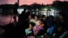 La migrante venezolana Lisbeth Contreras abraza a sus hijos mientras cruza el río Suchiate en la frontera entre Guatemala y México. (AP/Matías Delacroix, Archivo)