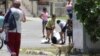 La Dama de Blanco Berta Soler es arrastrada por mujeres de la policía en La Habana, 19 de abril de 2019.