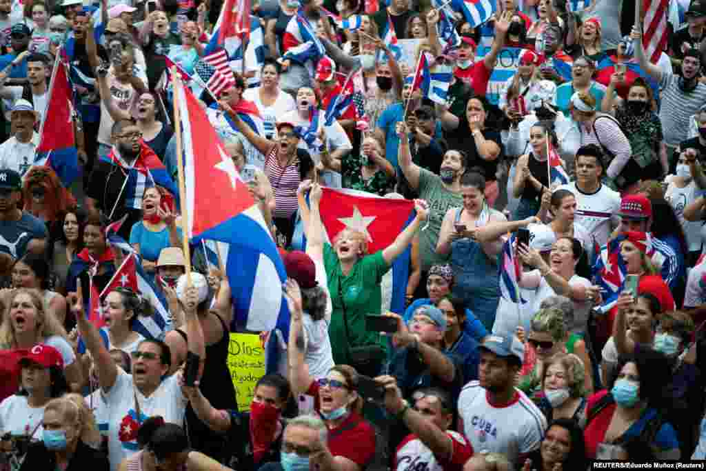 En Nueva Jersey la comunidad exiliada reacciona a la noticia de las protestas espontáneas en Cuba. Foto: REUTERS/Eduardo Muñoz.