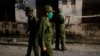 Miembros del ejército cubano desinfectan una calle en La Habana el 15 de abril del 2020.REUTERS/Alexandre Meneghini