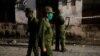 Miembros del ejército cubano desinfectan una calle en La Habana, el 15 de abril del 2020.