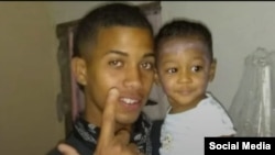 El joven Rowland de Jesús Castillo posa con su hijo