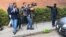 Agente de policía represiva acosa a periodistas en Caracas, Venezuela.