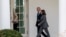 FOTO ARCHIVO. La vicepresidenta Kamala Harris, derecha, y el presidente Joe Biden caminan por la columnata hacia la Oficina Oval de la Casa Blanca, el 10 de febrero de 2023, en Washington. (Foto AP/Alex Brandon)