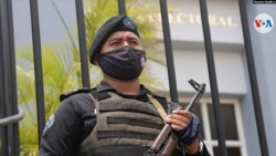 Un agente de seguridad pública en las afueras del tribunal electoral en Nicaragua. Foto: Houston Castillo/VOA