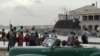 Cubanos observan la llegada del submarino nuclear ruso Kazan al puerto de La Habana, el 12 de junio de 2024. (Foto AP/Ariel Ley)