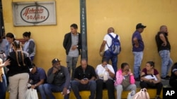 Familiares de personas detenidas durante las protestas contra el presidente Nicolás Maduro se reúnen frente al centro de detención de la Policía Nacional de Boleita, en Caracas, Venezuela.