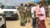Oficiales de seguridad junto al auto donde secuestraron a los médicos cubanos en Mandera, Kenia.
