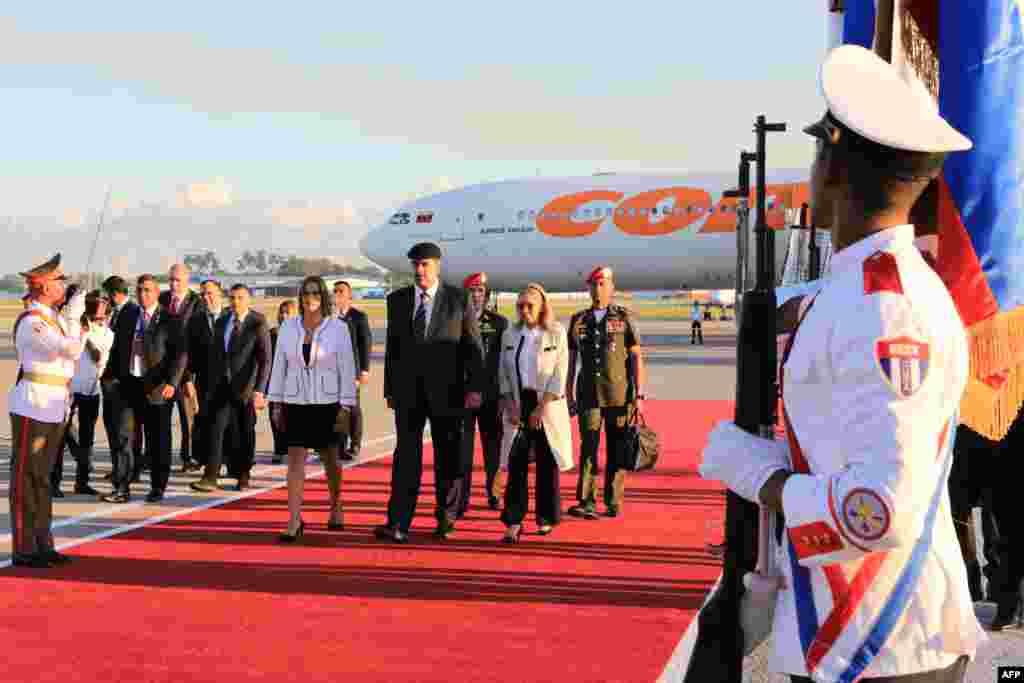 Una fotografía publicada por la oficina de prensa del Palacio de Miraflores muestra al presidente de Venezuela, Nicolás Maduro (centro), y a la primera dama de Venezuela, Cilia Flores (derecha), pasando revista a una guardia de honor a su llegada al Aeropuerto Internacional José Martí de La Habana el 15 de septiembre de 2023. AFP PHOTO / VENEZUELAN PRESIDENCY /ZURIMAR CAMPOS
