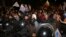 Simpatizantes del candidato centroderechista a la presidencia de Ecuador, Guillermo Lasso, gritan consignas cerca a la sede central del Consejo Nacional Electoral (CNE) hoy