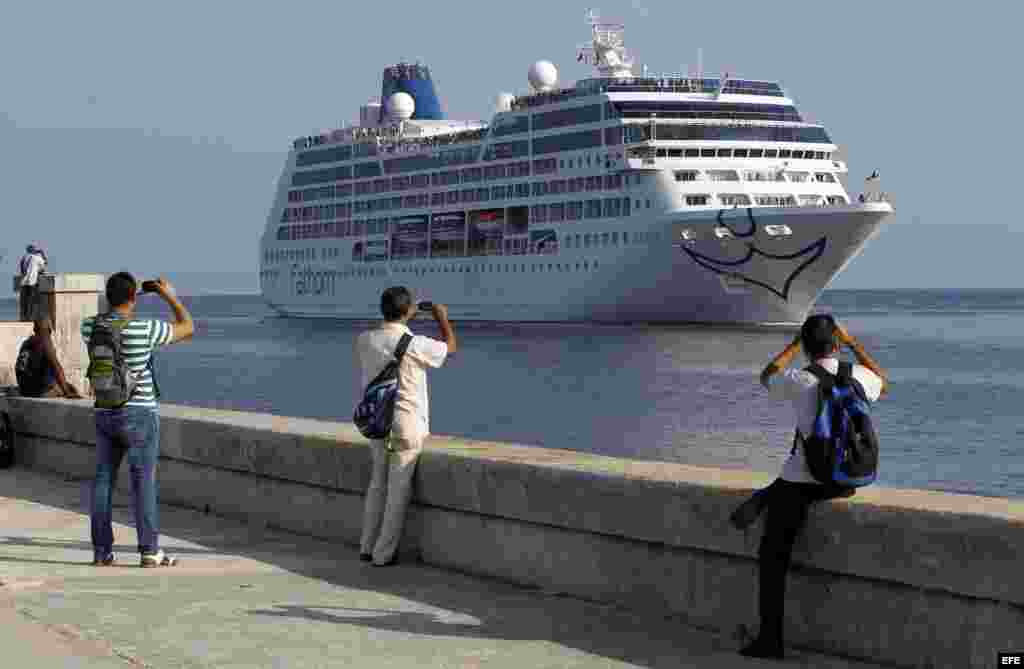 El buque Adonia  de la empresa Carnival, a su llegada hoy, lunes 2 de mayo de 2016, a La Habana, Cuba.