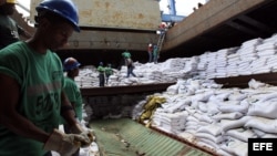Un grupo de trabajadores desvela varios contenedores ocultos entre sacos de azúcar y que presumiblemente contienen material bélico, dentro del barco norcoreano Chong Chon Gang hoy, martes 16 de julio de 2013, en el muelle de Manzanillo en Colón (Panamá).