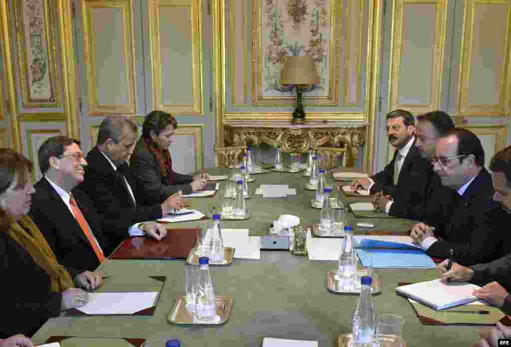 El presidente galo, François Hollande (dcha), mantiene una reunión con el ministro de Exteriores buano, Bruno Rodríguez (izq), en el Palacio del Elíseo en París (Francia) hoy, martes 21 de abril de 2015.