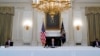 El presidente Joe Biden en reunión con líderes cubanoamericanos en la Casa Blanca el 30 de julio de 2021. Junto a Biden el asesor de seguridad nacional, Jake Sullivan (izq.) y Cedric Richmond (der.) (Foto AP / Susan Walsh).