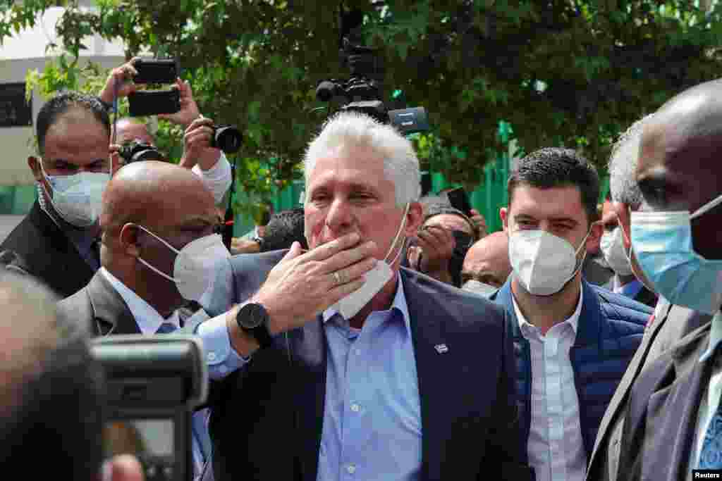 Manuel Anido Cuesta detrás de Díaz-Canel en México en  septiembre de 2021. REUTERS/Henry Romero  