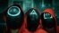 Actores enmascarados en Milán, al estilo de "Squid Game" o "Juego del Calamar". (Piero CRUCIATTI / AFP).