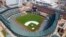El estadio Oriole Park en Camden Yards de Baltimore, vacío por la pandemia de coronavirus. (AP Foto/Steve Helber)