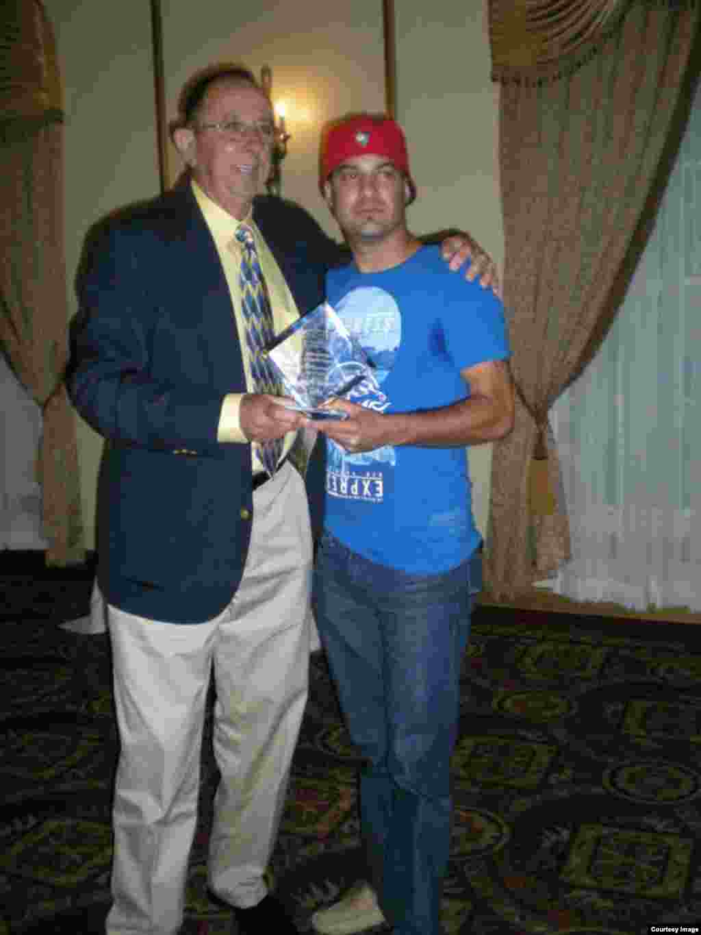 William Pérez al lado del ex lanzador Manuel Hurtado. Cortesía de Glorias del béisbol cubano.