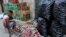 Un hombre selecciona latas vacías en un mercado de La Habana. AFP PHOTO / YAMIL LAGE