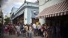 Cubanos y turistas hacen fila frente a la oficina de Western Union en La Habana, en marzo del 2016. (Yuri Cortez/AFP)