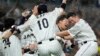 Jugadores del equipo de Japón celebran una victoria en el Clásico Mundial de Béisbol.