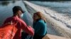 Una pareja de Cuba espera antes de intentar cruzar el Río Grande, desde el lado mexicano, hacia Texas. (AP/ Félix Márquez)