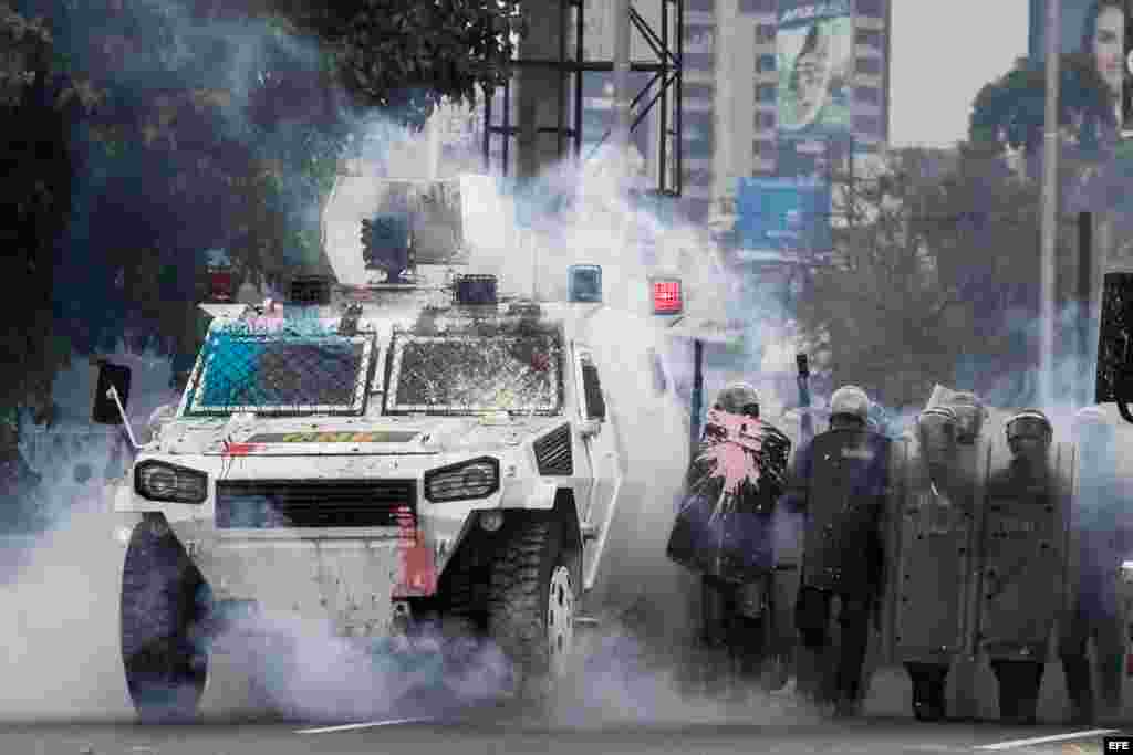 Integrantes de la Guardia Nacional Bolivariana (PNB) se enfrentan a manifestantes en una protesta hoy, lunes 8 de mayo de 2017.