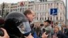 La policía detiene a un reportero en Moscú en agosto de 2019. El gobierno de Rusia está incrementando su hostigamiento a los periodistas, dicen grupos de derechos humanos. Foto: © Alexander Zemlianichenko/AP.