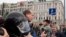 La policía detiene a un reportero en Moscú en agosto de 2019. El gobierno de Rusia está incrementando su hostigamiento a los periodistas, dicen grupos de derechos humanos. Foto: © Alexander Zemlianichenko/AP.