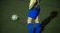 Un futbolista en el terreno.