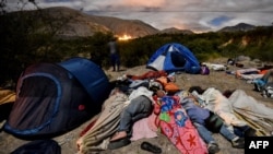 Migrantes venezolanos camino a Perú pernoctan en la autopista Panamericana, entre Tulcan e Ibarra, en Ecuador.