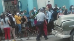 Cubanos denuncian corrupción en las colas para comprar alimentos Cubanos denuncian corrupción en las colas para comprar alimentos