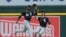 El jardinero central de los Chicago White Sox, Luis Robert Jr. (88), atrapa un elevado de Riley Greene de los Detroit Tigers (Foto AP/Paul Sancya)