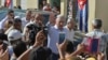 El presidente cubano, Miguel Díaz Canel, conversa con los residentes de Caimanera en la provincia de Guantánamo, Cuba, el 14 de noviembre de 2019.