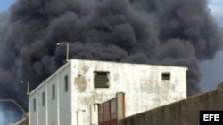 27 de agosto de 2012, la refinería de Amuay mientras ardía tras un accidente.