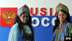 Modelos cubanas posan vestidas con trajes típicos rusos en la XX Feria Internacional del Turismo FITCUBA