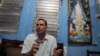 El prisionero de conciencia José Daniel Ferrer junto a una imagen de la Virgen de la Caridad del Cobre. (Reuters/Archivo).