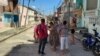 Pobladores de Manzanillo salieron a la calle ante el fuerte temblor que ocasionó el sismo de magnitud 6.8, según el USGS. (Facebook/José Ortiz Benet)
