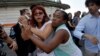 Agentes de civil reprimen a Iliana Hernández, periodista independiente y activista de la sociedad civil cubana.