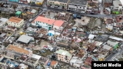 "Saint Marteen fuertemente golpeada por Irma" dice el pie de esta foto áerea tuiteada por la Marina Real Holandesa.