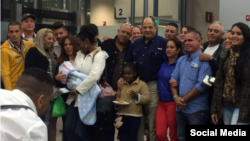 Luis Guillermo Solís, presidente de Costa Rica, (al centro con camisa azul) despidió a los cubanos en el Aeropuerto.