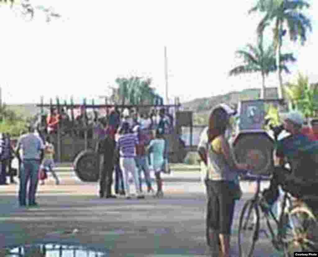Las condiciones de vida de los pobladores del  barrio San Diego en  Bahía Honda, situado en la costa norte cubana  ha sido captada por el lente de Rodrigo Alberto Rodríguez Verdecia de la Red Cubana de Comunicadores.