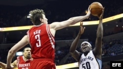 El jugador de Rockets Omer Asik (c) bloquea un lanzamiento de Zach Randolph (d), de Grizzlies.