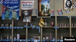 Carteles progobierno en una bodega en La Habana.
