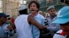 El periodista independiente Boris González Arenas es arrestado en medio de la Marcha por los derechos LGBTI en La Habana, el 11 de mayo de 2019. Foto: AP.