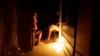 Cubanos durante un apagón. Foto Archivo REUTERS/Desmond Boylan