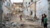 Niños juegan pelota en un edificio en ruinas en La Habana.