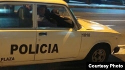 Foto tomada por el periodista independiente Serafín Morán a agentes policiales que lo mantienen vigilado.