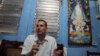José Daniel Ferrer junto a una imagen de la Virgen de la Caridad del Cobre. (Reuters/Archivo)