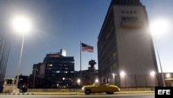 Vista del exterior de la Embajada de Estados Unidos en La Habana (Cuba).